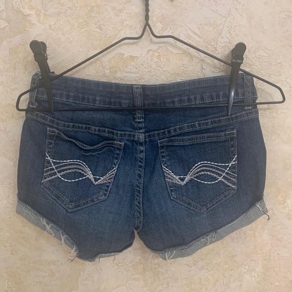Refuge raw rolled hem denim shorts size 2 - Picture 3 of 7